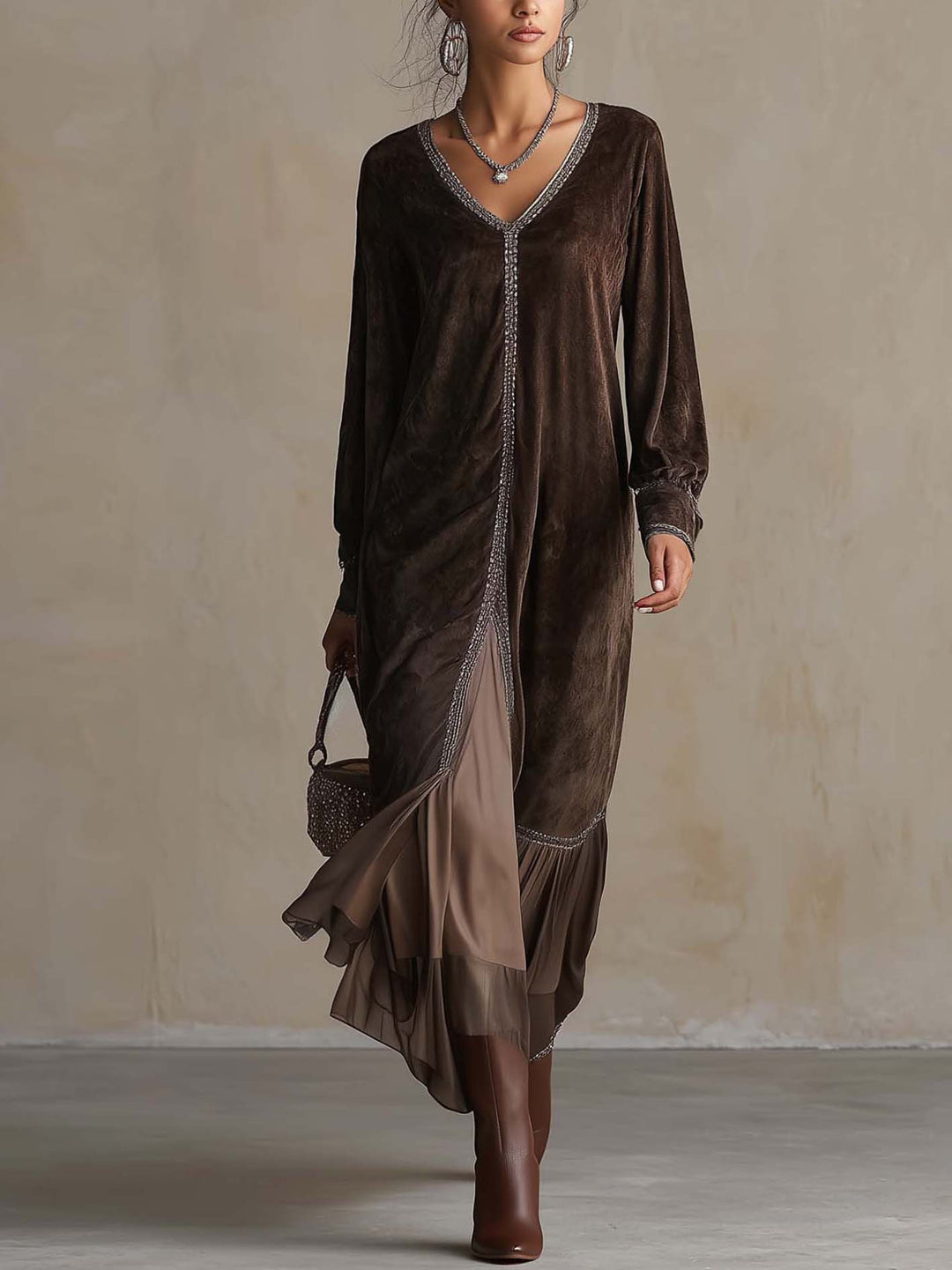 Teresa | Robe midi évasée en suède synthétique avec décolleté en V et détail de finition