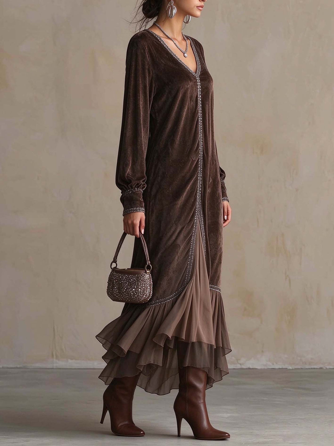 Teresa | Robe midi évasée en suède synthétique avec décolleté en V et détail de finition