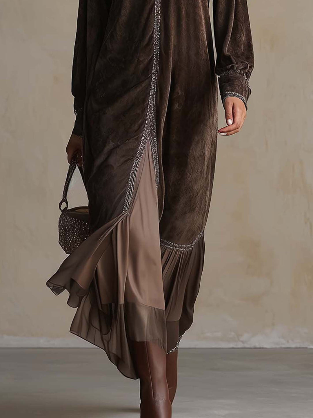 Teresa | Robe midi évasée en suède synthétique avec décolleté en V et détail de finition