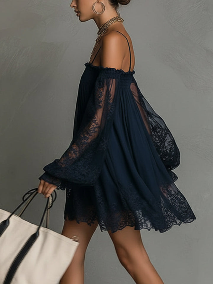Noemi | Robe mini en chiffon bleu marine avec décolleté bardot, bordure en dentelle et manches transparentes