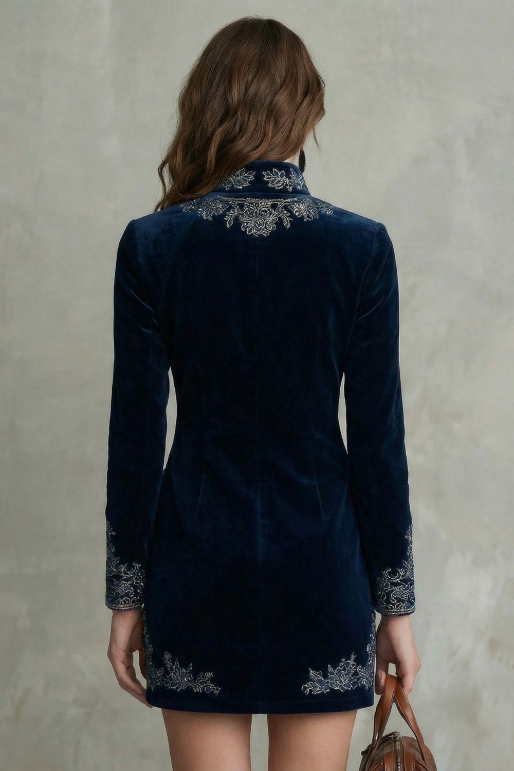 ÉLARINE | ÉLÉGANCE EN VELOURS BRODÉ – ROBE MINI AJUSTÉE