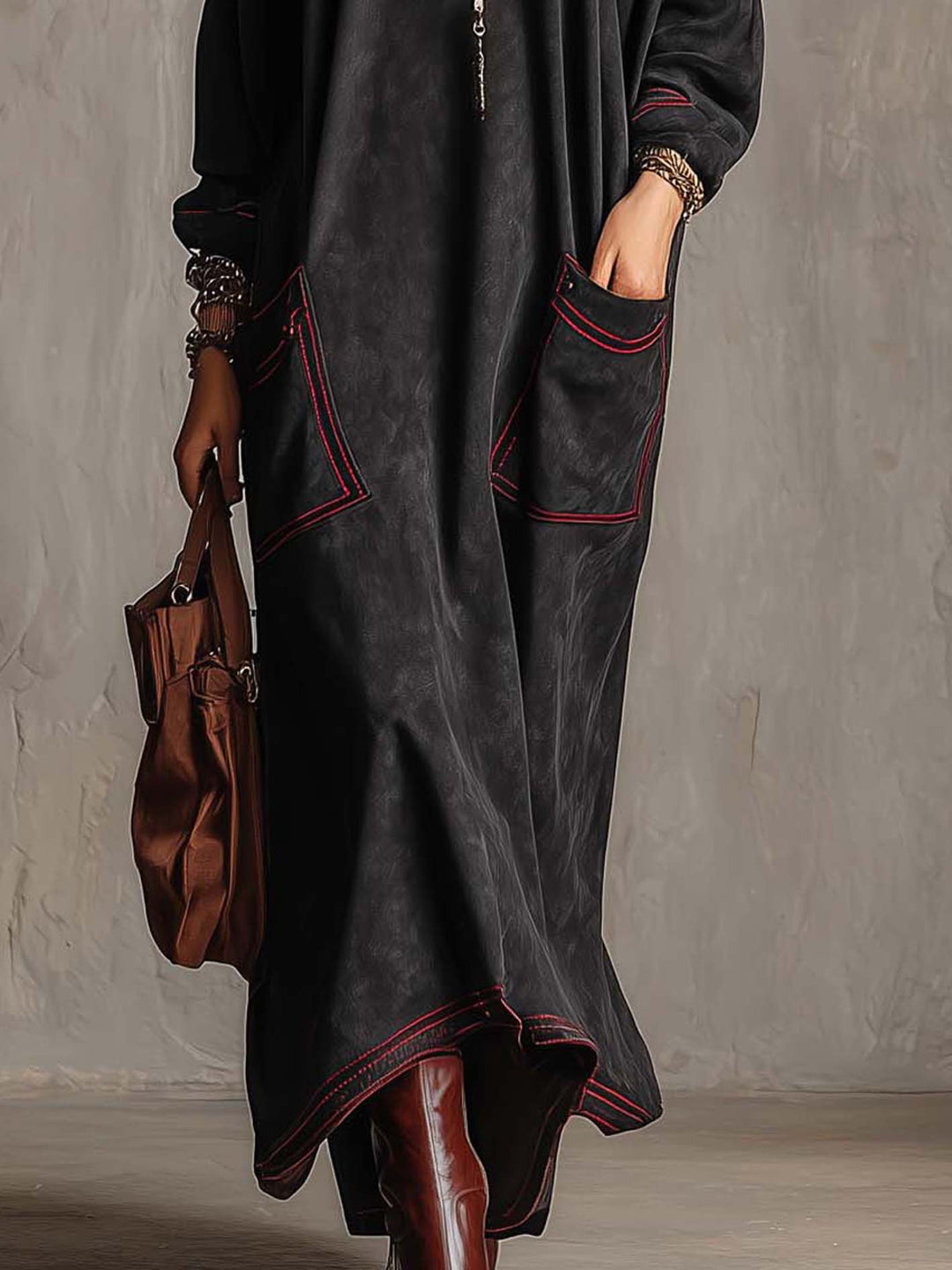 Manuela | Robe longue en daim synthétique noir avec coutures contrastantes rouges et poches plaquées