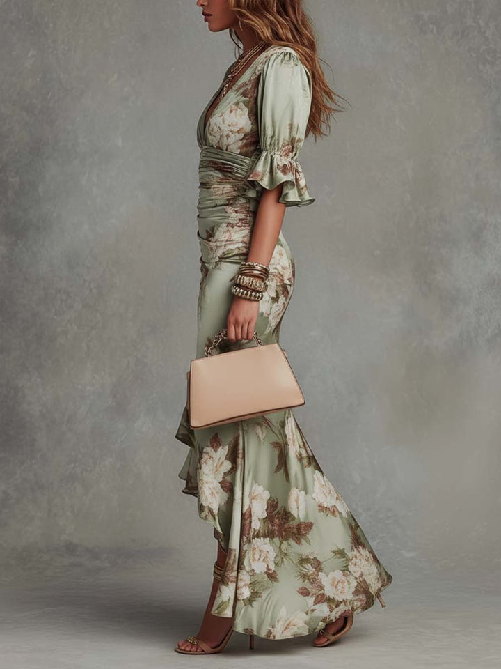 Anna - Robe longue asymétrique en satin vert avec décolleté en V, manches bouffantes évasées et motif floral