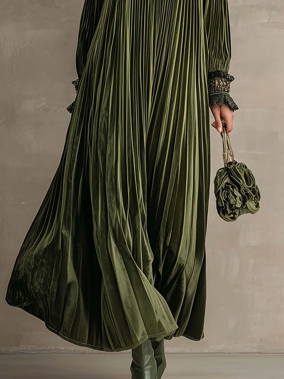 Rosa | Robe longue plissée vert olive avec détail floral sur l'épaule