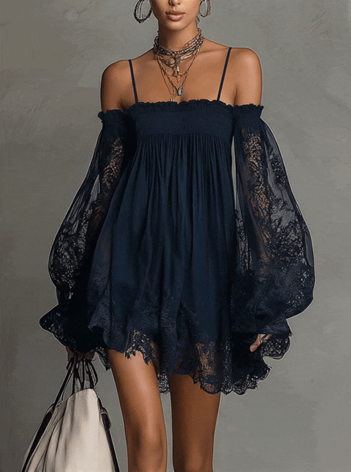Noemi | Robe mini en chiffon bleu marine avec décolleté bardot, bordure en dentelle et manches transparentes