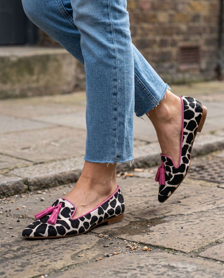 Mocassins Ginevra — Imprimé Vache Noir et Blanc, Pompons Roses
