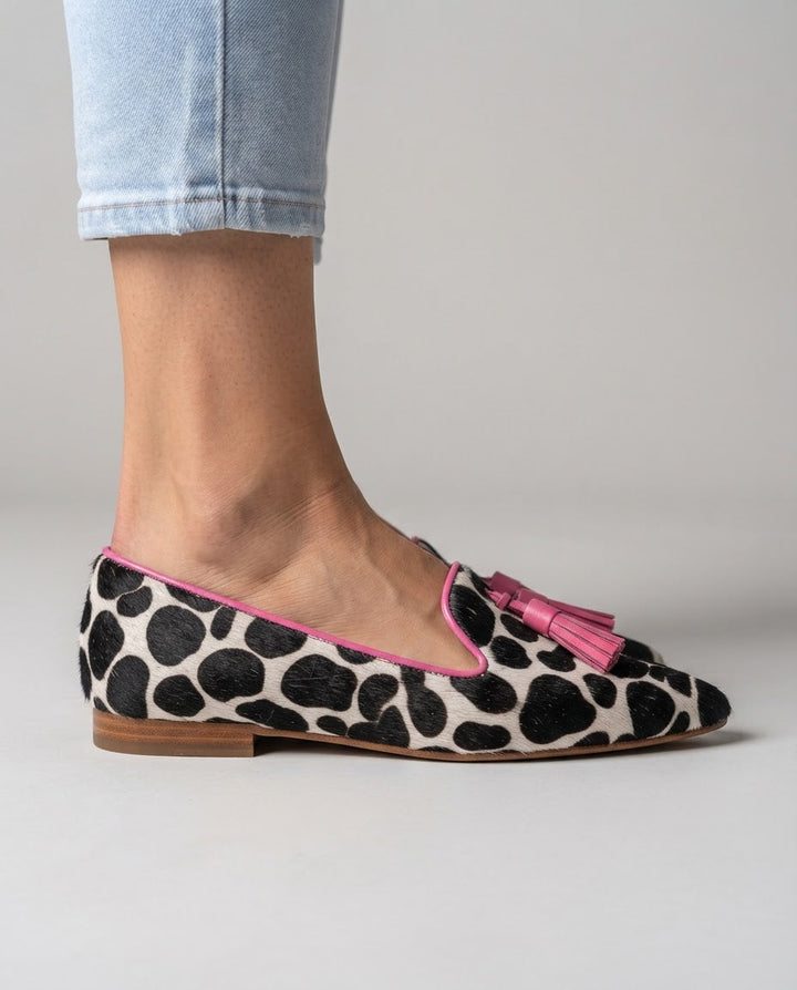 Mocassins Ginevra — Imprimé Vache Noir et Blanc, Pompons Roses