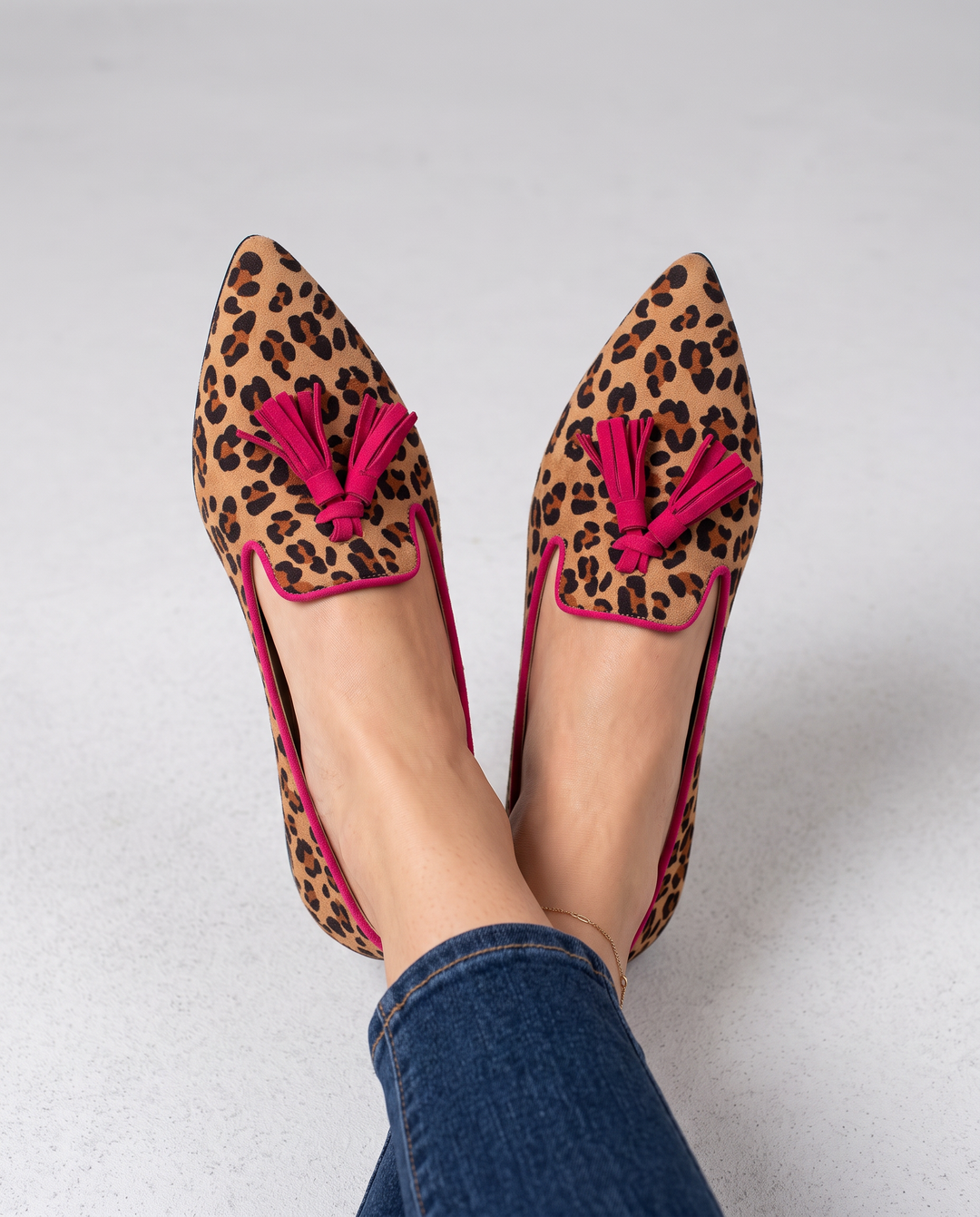 Mocassin Ginevra — Imprimé Léopard en Suède, Pompons Fuchsia