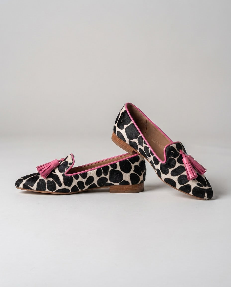 Mocassins Ginevra — Imprimé Vache Noir et Blanc, Pompons Roses