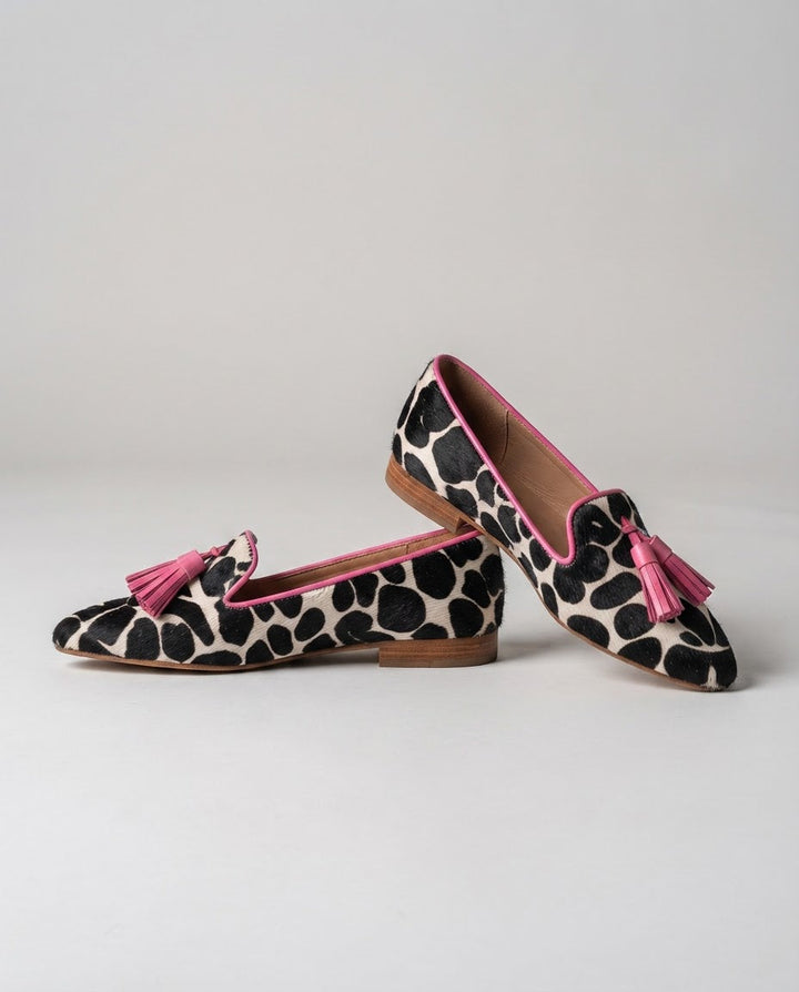 Mocassins Ginevra — Imprimé Vache Noir et Blanc, Pompons Roses