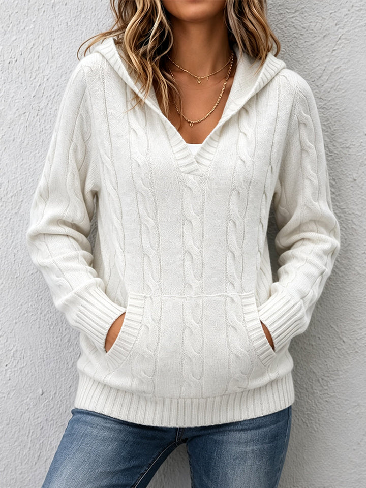 Corabelle™ | Pull à col V en tricot torsadé avec capuche