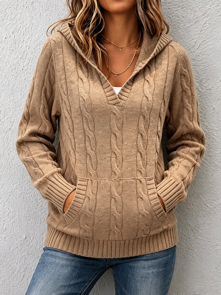Corabelle™ | Pull à col V en tricot torsadé avec capuche