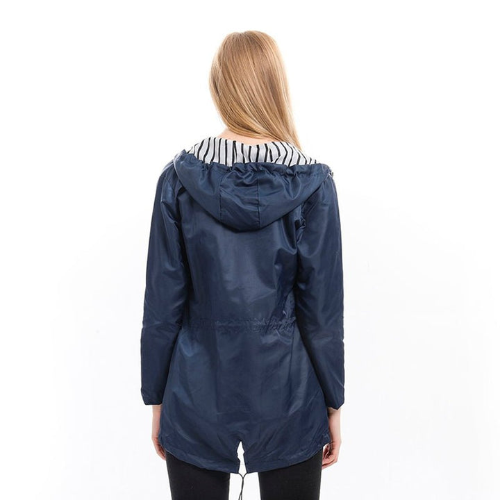 Margaret | Manteau de Pluie à Capuche avec Cordon de Serrage